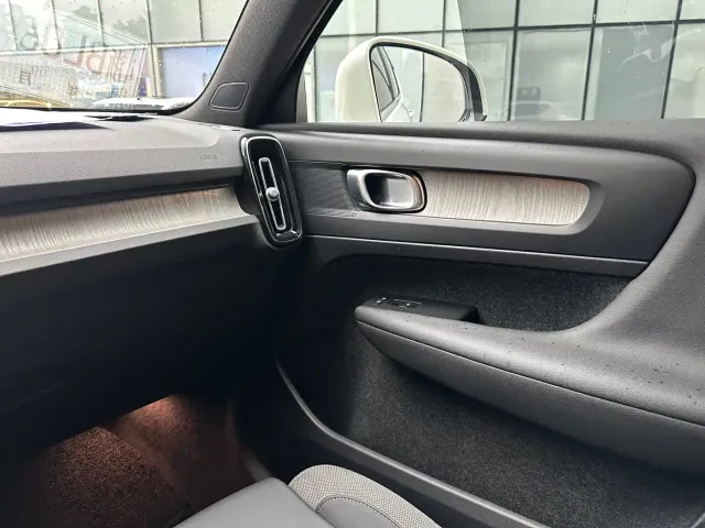 Volvo XC40 — Фото автомобиля 11
