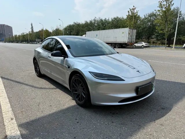 Tesla Model 3 — Фото автомобиля 3
