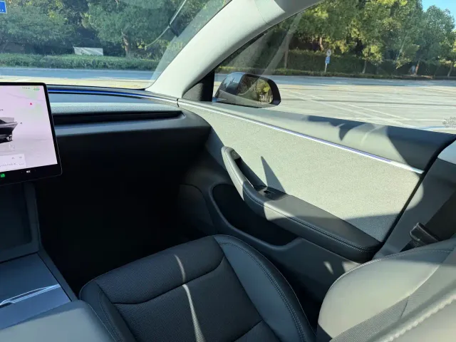 Tesla Model 3 — Фото автомобиля 11