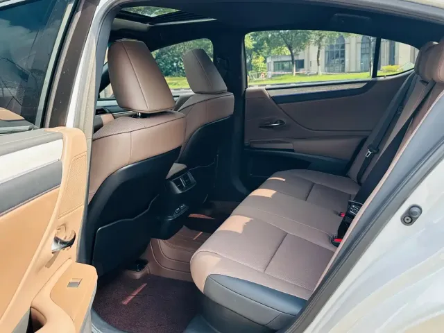 Lexus ES — Фото автомобиля 13