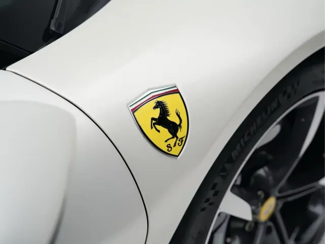 Ferrari SF90 2021 3.9T V8 Spider — Фото автомобиля 28