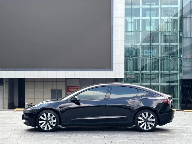Tesla Model 3 — Фото автомобиля 11