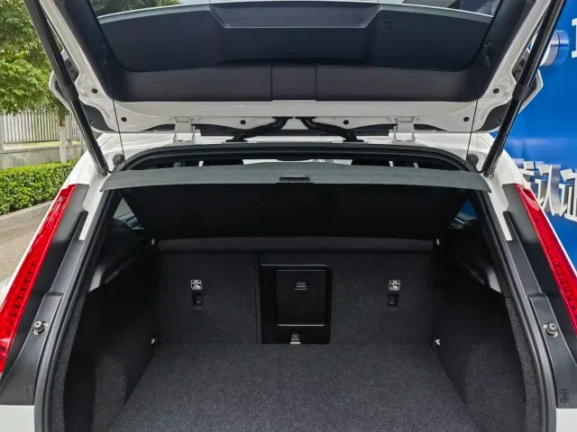 Volvo XC40 — Фото автомобиля 6