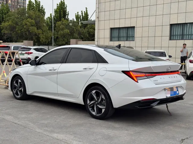 Hyundai Elantra — Фото автомобиля 4