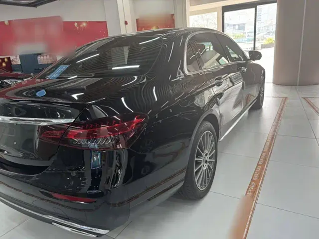 Mercedes-Benz E-Class — Фото автомобиля 3