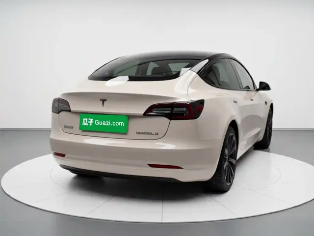 Tesla Model 3 — Фото автомобиля 3