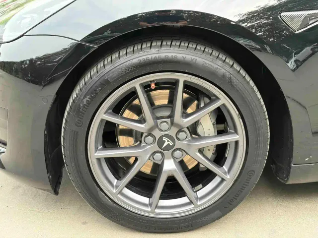Tesla Model 3 — Фото автомобиля 11