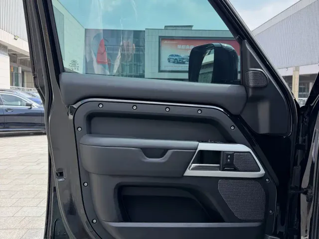 Land Rover Defender — Фото автомобиля 4