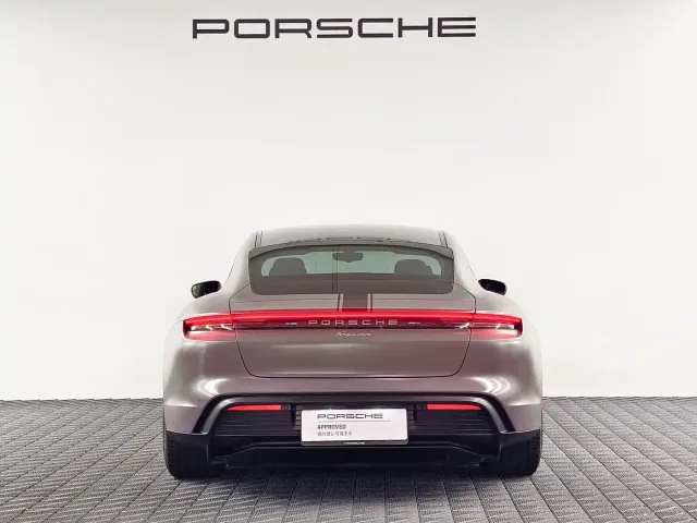 Porsche Taycan — Фото автомобиля 6