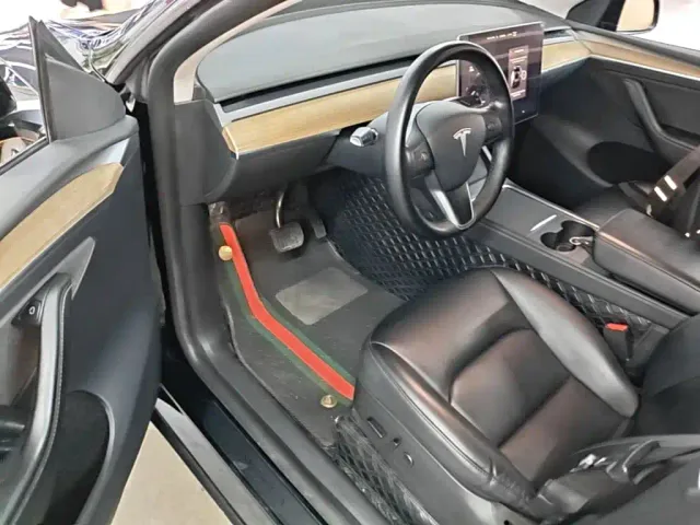 Tesla Model Y — Фото автомобиля 15