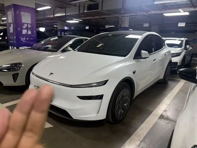 Фотография автомобиля — Tesla Model Y L