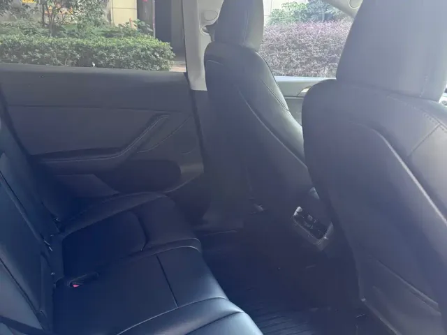 Tesla Model Y — Фото автомобиля 11