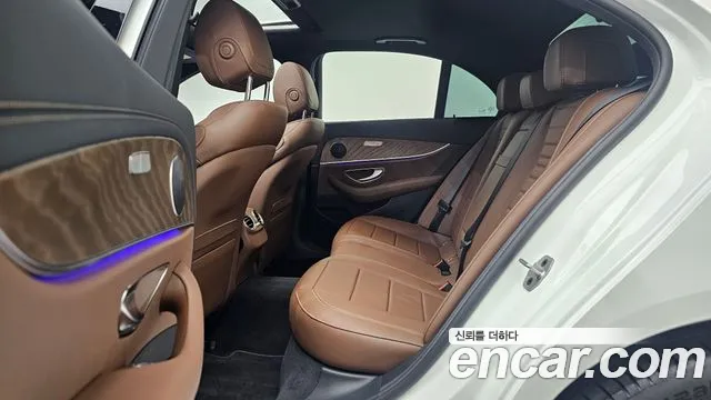 Mercedes-Benz E-Class — Фото автомобиля 11