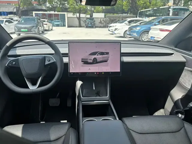 Tesla Model Y L 2025 Facelift Long Range AWD — Фото автомобиля 2