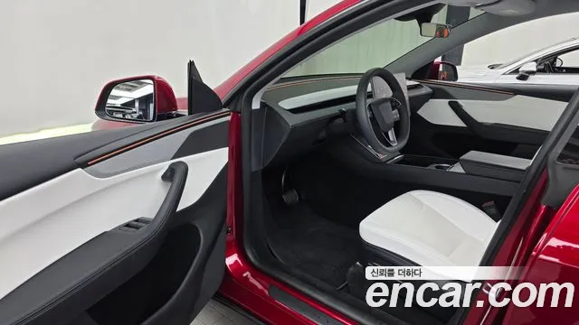Tesla Model Y — Фото автомобиля 10