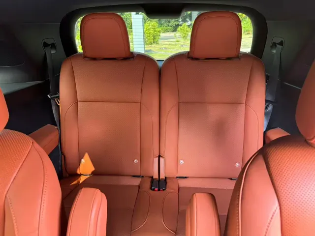 Li Auto L8 — Фото автомобиля 12