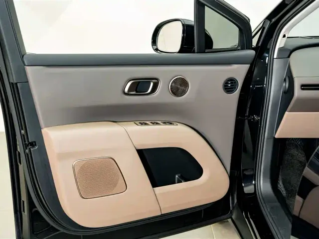 Li Auto i8 — Фото автомобиля 18