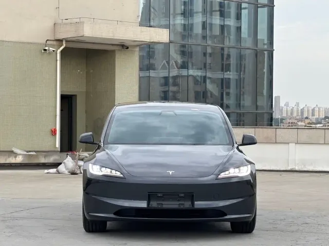 Tesla Model 3 — Фото автомобиля 2