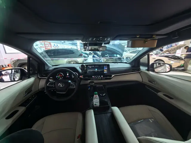 Toyota Sienna — Фото автомобиля 7
