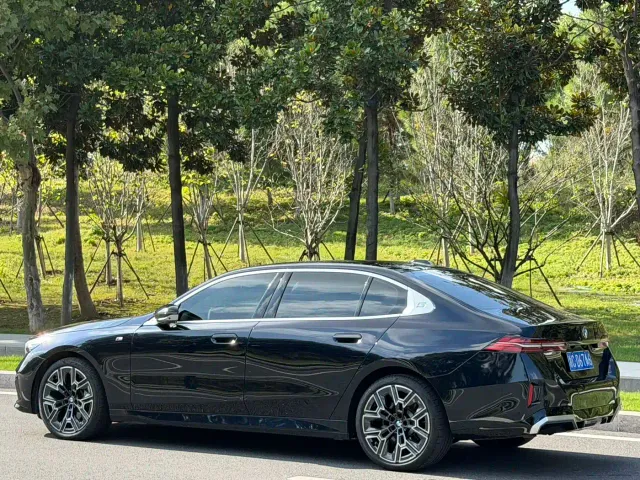 BMW 5 Series — Фото автомобиля 9