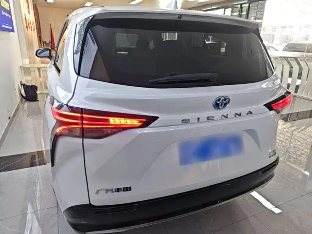 Toyota Sienna — Фото автомобиля 5