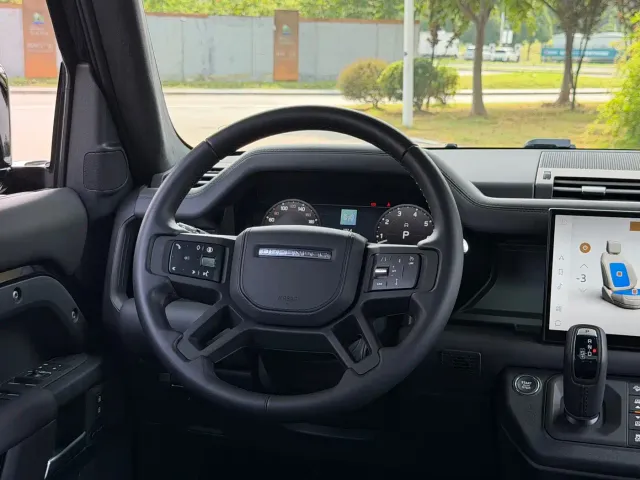Land Rover Defender — Фото автомобиля 8