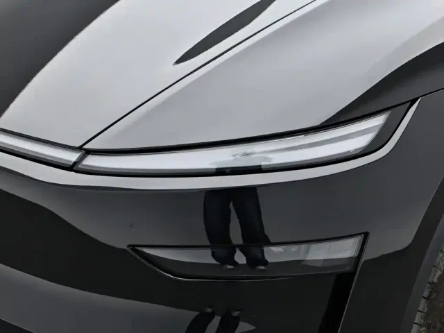 Tesla Model Y L — Фото автомобиля 17