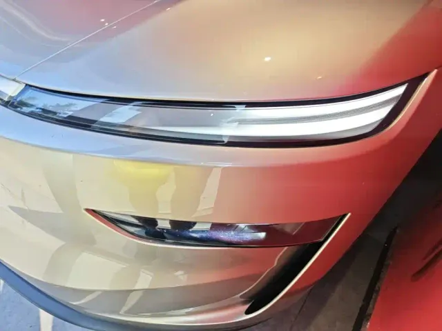 Tesla Model Y L — Фото автомобиля 23