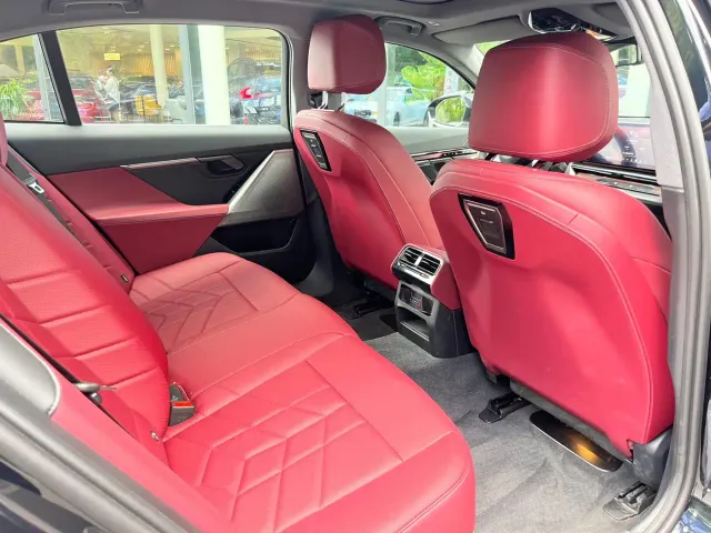 BMW i5 — Фото автомобиля 14