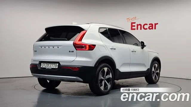 Volvo XC40 — Фото автомобиля 2