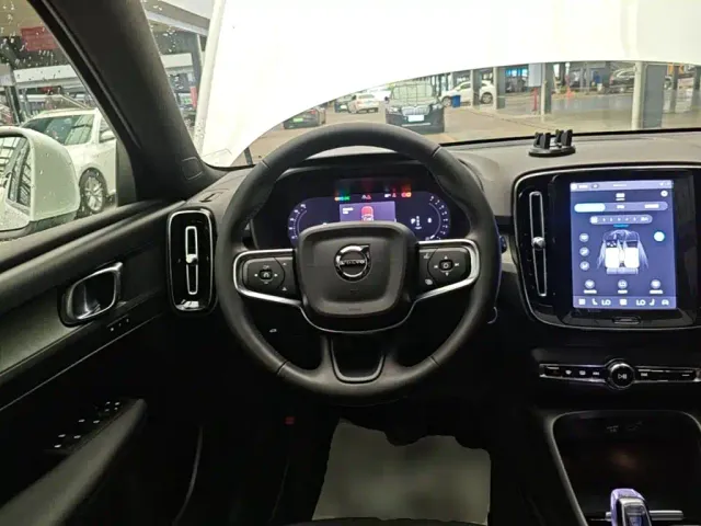 Volvo XC40 — Фото автомобиля 10