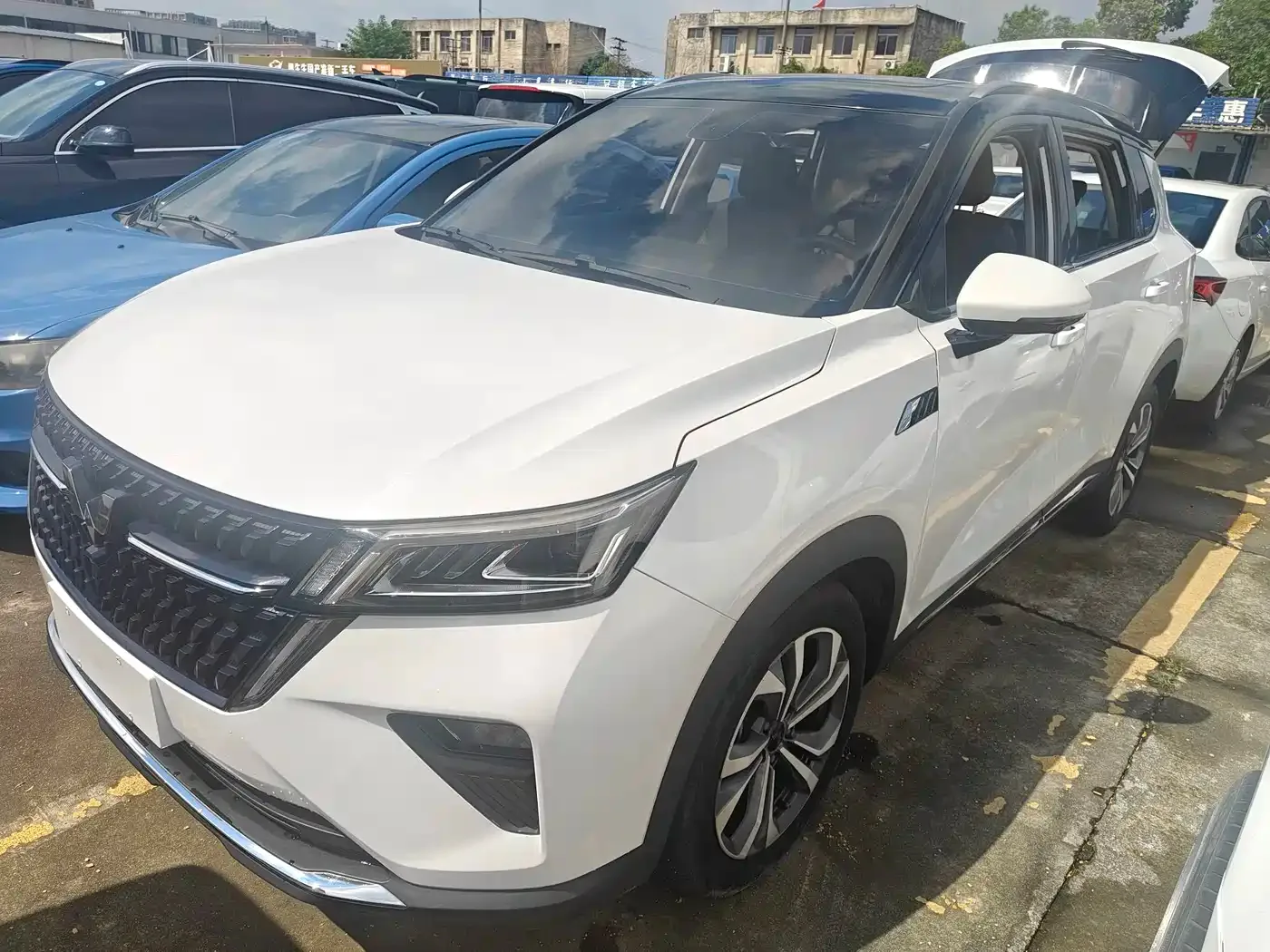 Фотография автомобиля — Wuling Asta