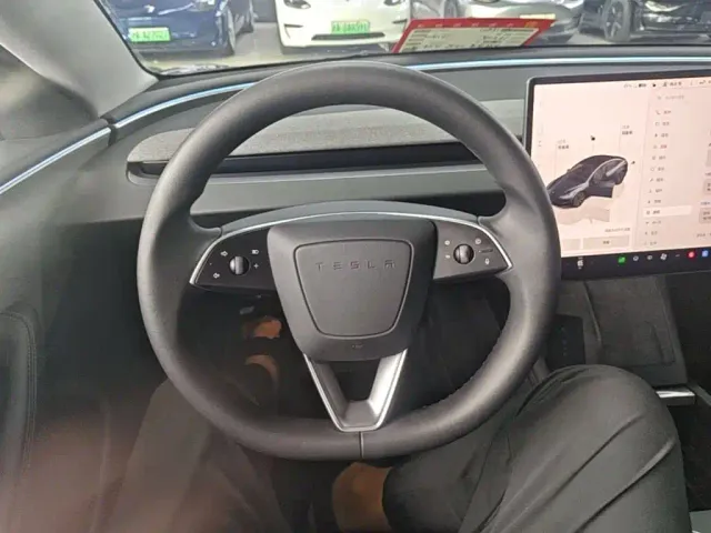 Tesla Model 3 — Фото автомобиля 6