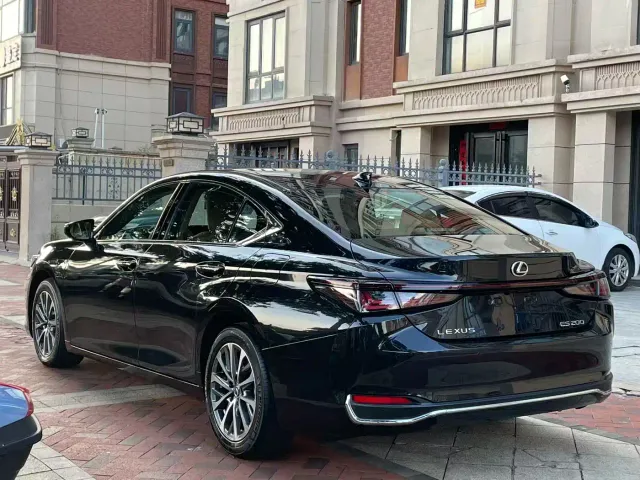 Lexus ES — Фото автомобиля 9