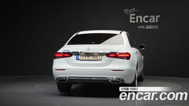 Mercedes-Benz E-Class — Фото автомобиля 3