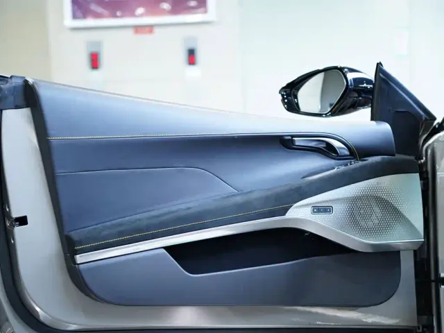 Lotus Emira — Фото автомобиля 16