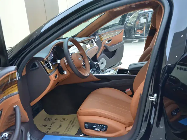 Bentley Flying Spur — Фото автомобиля 4