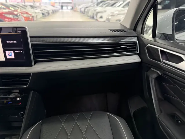 Volkswagen Tiguan L — Фото автомобиля 11