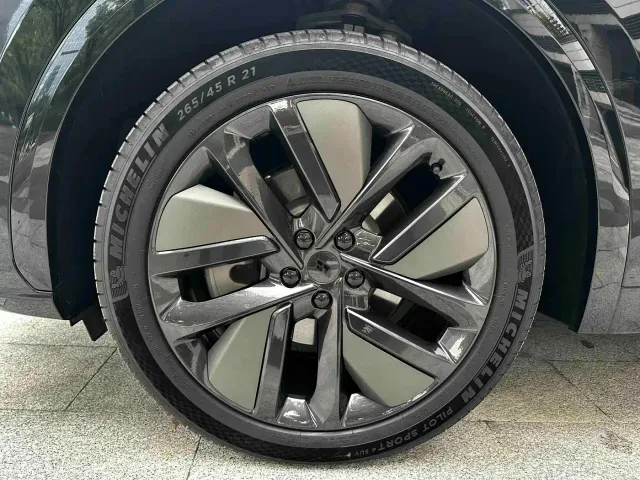 Li Auto L7 — Фото автомобиля 11