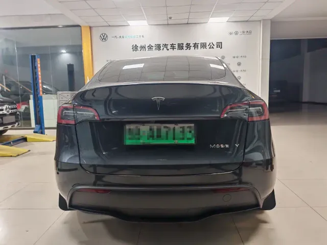 Tesla Model Y — Фото автомобиля 9