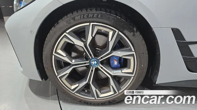BMW i4 — Фото автомобиля 5