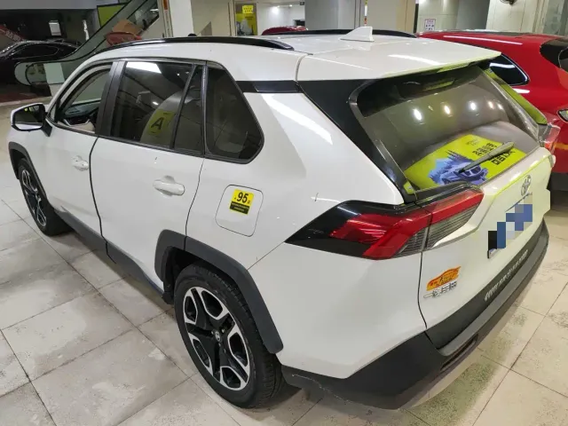 Toyota RAV4 — Фото автомобиля 7