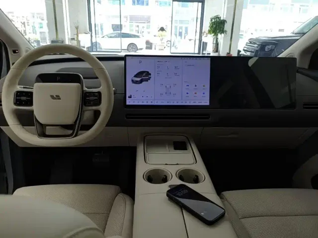 Li Auto i8 — Фото автомобиля 9