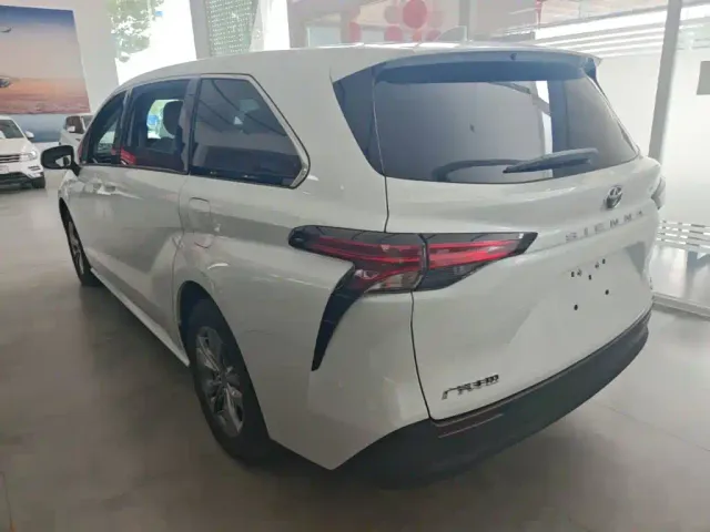 Toyota Sienna — Фото автомобиля 4