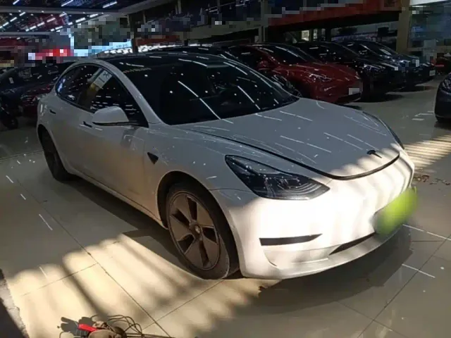 Tesla Model 3 — Фото автомобиля 3
