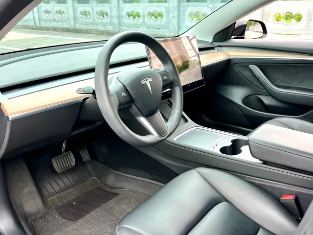 Tesla Model 3 — Фото автомобиля 4