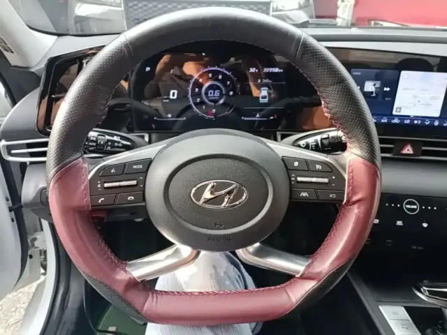 Hyundai Elantra 2022 1.5L CVT LUX Premium Edition — Фото автомобиля 10