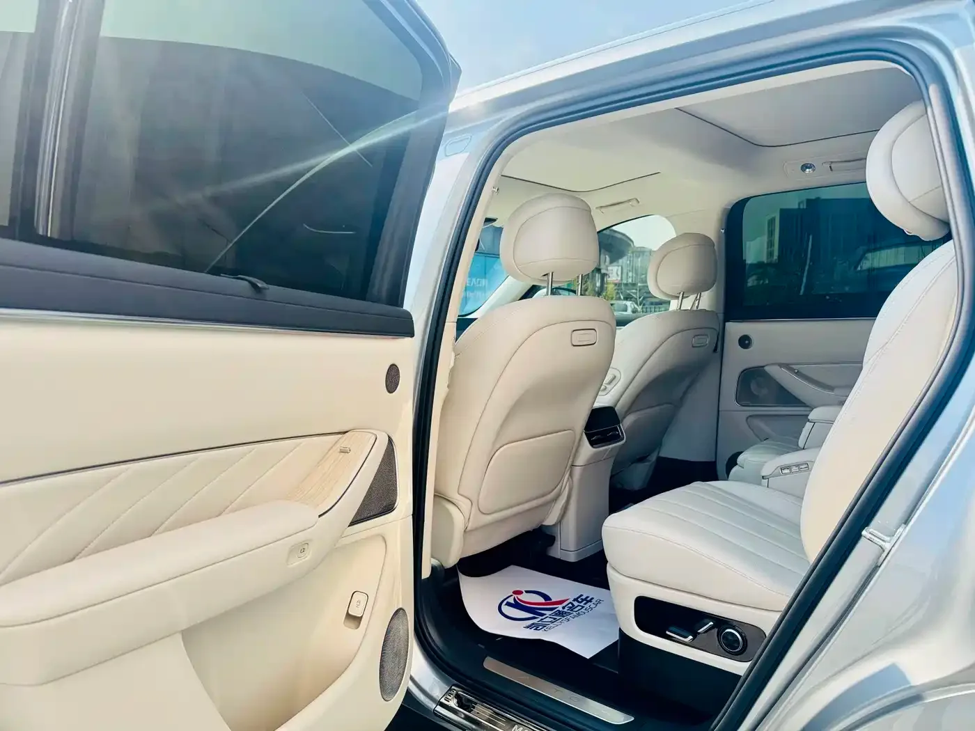 AITO Wenjie AITO M8 2025 Model Extended Range Max+ Edition 53.4kWh 6-Seater — Фото автомобиля 9