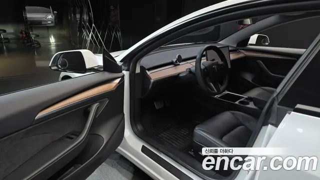 Tesla Model 3 — Фото автомобиля 10