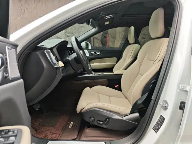 Volvo XC60 — Фото автомобиля 8